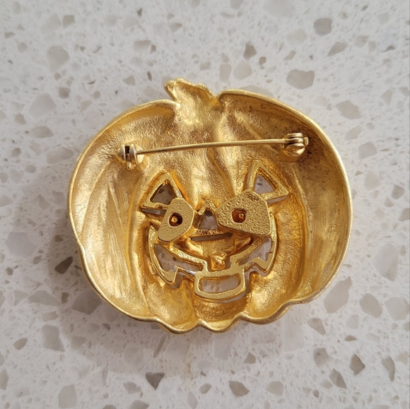 ๐ Gold Pumpkin Brooch โ Festive Fall Accessory | Autumn Statement Pin - Picture 2 of 2
